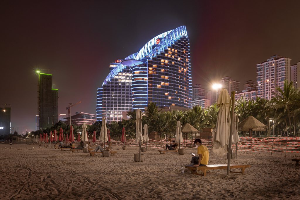 browsing-at-the-beach-image-by-markus-lehr